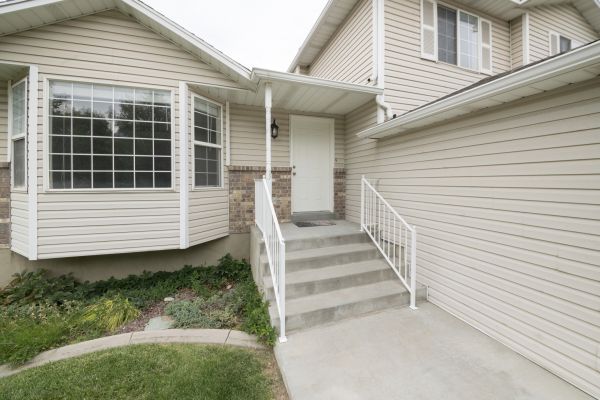 Cost of White Vinyl Siding Replacement in Marysville